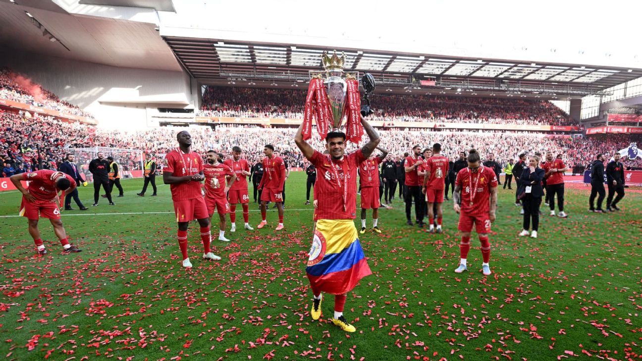 Liverpool: Luis Díaz lifted the Premier League champion trophy


