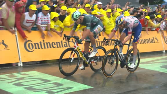 3:34 accident in the squad 50 kilometers from the goal 17 between those affected was Julian Alaphilippe who already returned to the caravan of the tour Astana is excited with stage 20 of the middle mountain Tour. 7h2: 05 five cyclists escape in the return of the plane to the Turaxel Laucence (INEOS), Vincenzo Albanese (EF), Quentin Pacher (Groupama), Mathieu Burgaudeau (Totalenergies) and Jonas Abrahamsen (one-x) In stage 17.8h1: 42 Fall of Louis Barré in the Pototanen the prelude to the arrival at the intermediate sprint, the intemartché-wanty cyclist went to the ground and received medical attention.8h1: 13 Tour de France 2025: live! Who is going first? How do Colombian cyclists march? In this link, all answers.8h
