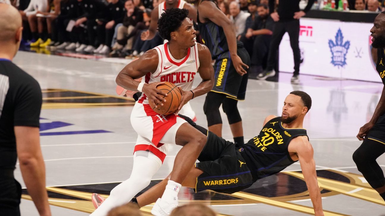 Curry out for a week with quad contusion, sources say

