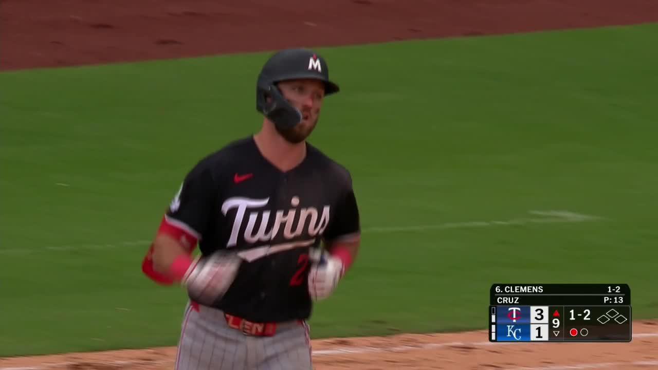 0:26 Matt Wallner hits a solo home run for the Twins8h0:38 Josh Bell keeps the Twins offense going with the third home run of the ninth inning8h0:34 Matt Wallner hits a solo home run for the Twins8h0:38 Josh Bell keeps the Twins offense going with the third home run of the ninth inning8h0:34 Deep! José Ramírez makes it 4-0 for the Guardians1d0:35 Guardians extend the score with a home run by Gabriel Arias against Yamamoto1d0:25 Dodgers get the shutout, but Guardians win and take the seriesGavin Williams ties the offense of the two-time Major League champion in seven innings to eight runs without scoring runs1d