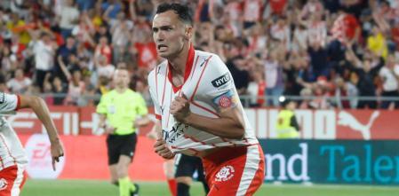 Arnau Martínez celebrates his goal against Elche
