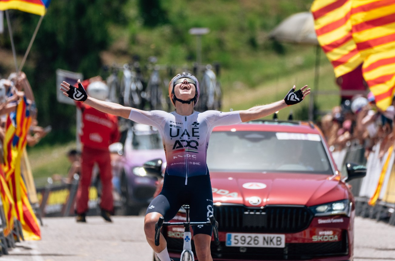 Paula Blasi celebrates the victory in La Molina