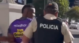 They arrest a footballer when he was warming up to play a match