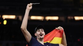 “Aday Mara teaches us how to cheer for Spain in the World Cup: “La, la, la. “I am Spanish!”
