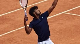 Surreal: a ‘pitero’ crosses the court with a set ball on the Challenger circuit