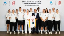 CaixaBank delivers the official World Cup jersey to the Women’s Basketball Team